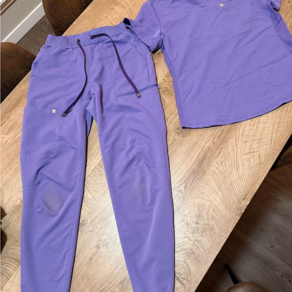 Fabletics scrub set